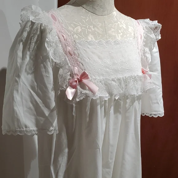 Elegant White Lace Chemise with Pink Accents - Picture 2 of 9